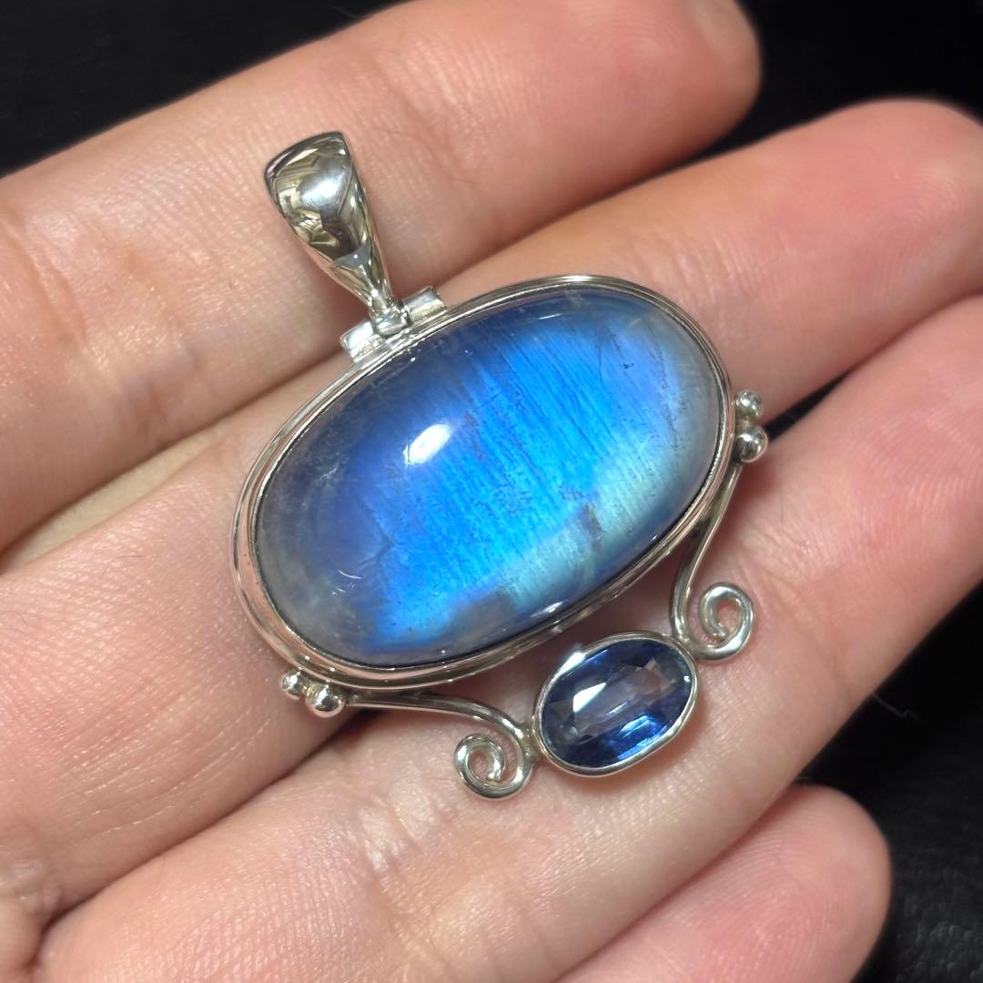 新春セール【目をひく見事なブルー】カナダ人作家一点もの　シルバージュエリー　PT