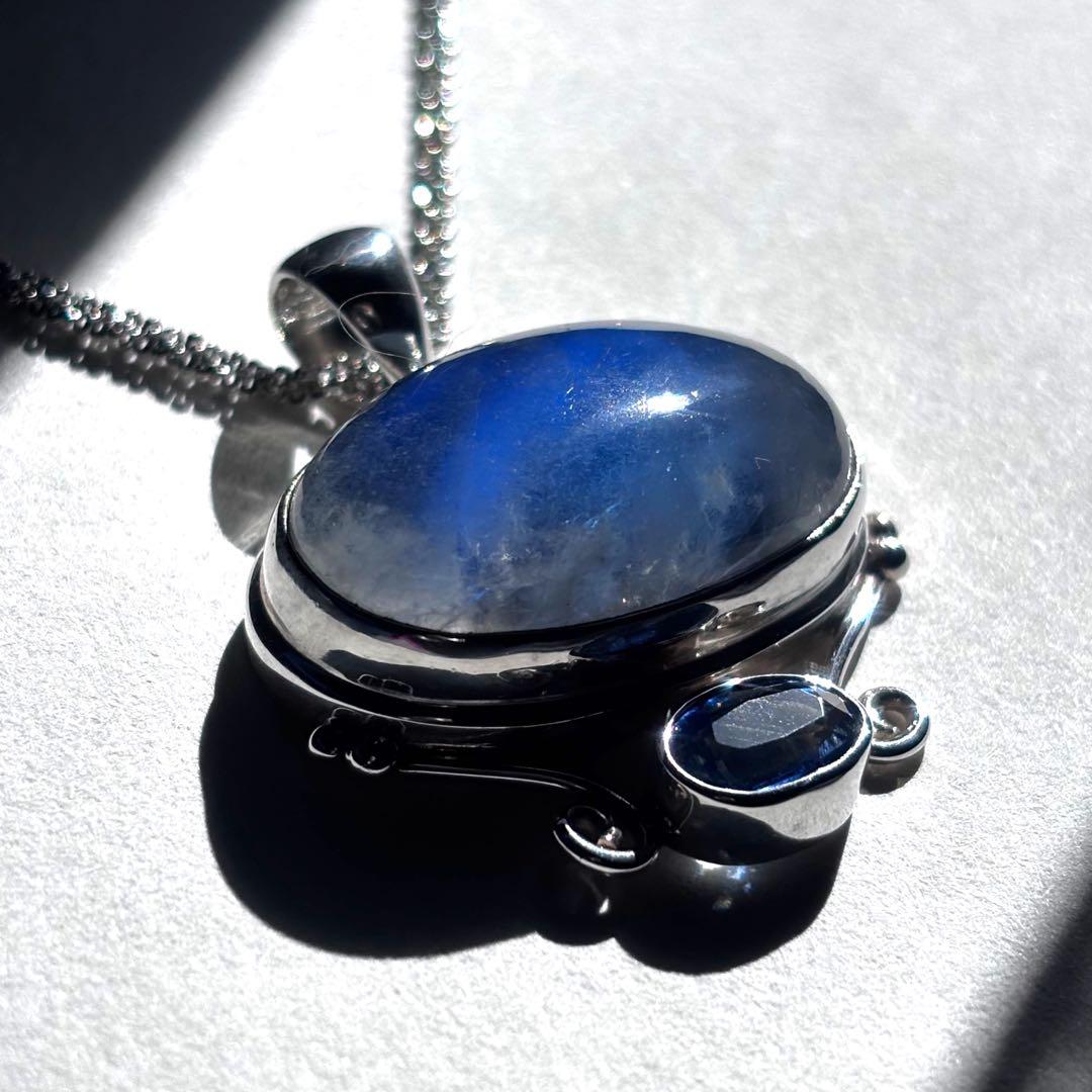 新春セール【目をひく見事なブルー】カナダ人作家一点もの　シルバージュエリー　PT