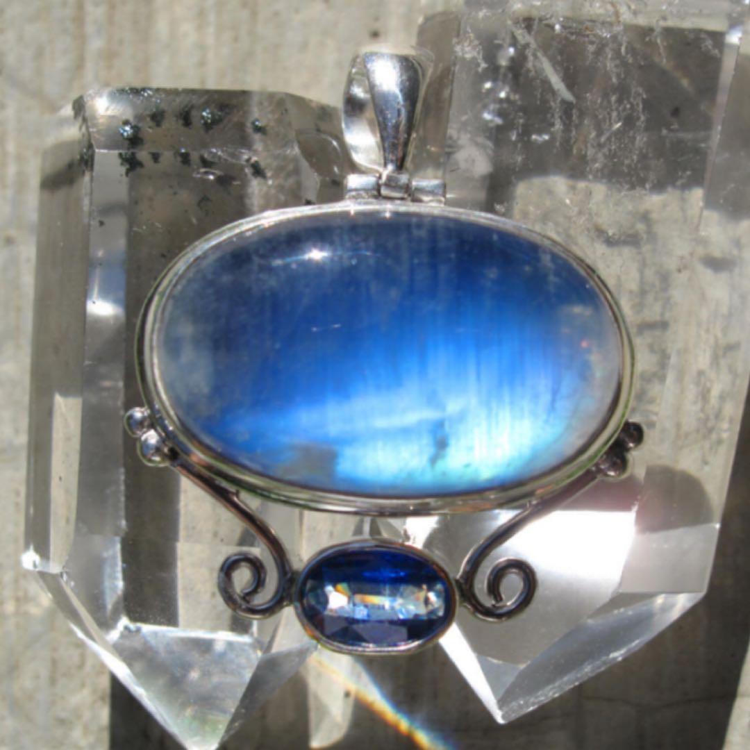 新春セール【目をひく見事なブルー】カナダ人作家一点もの　シルバージュエリー　PT