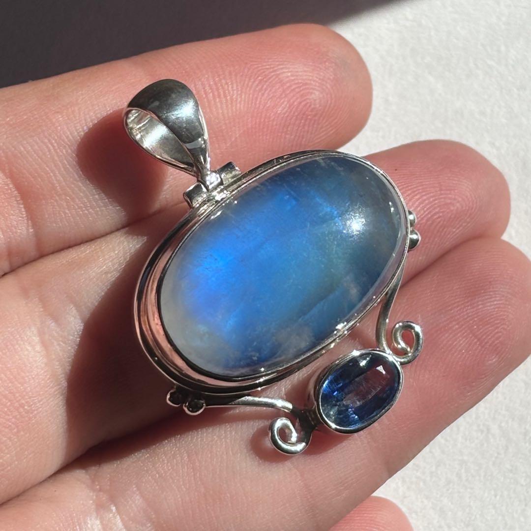 新春セール【目をひく見事なブルー】カナダ人作家一点もの　シルバージュエリー　PT