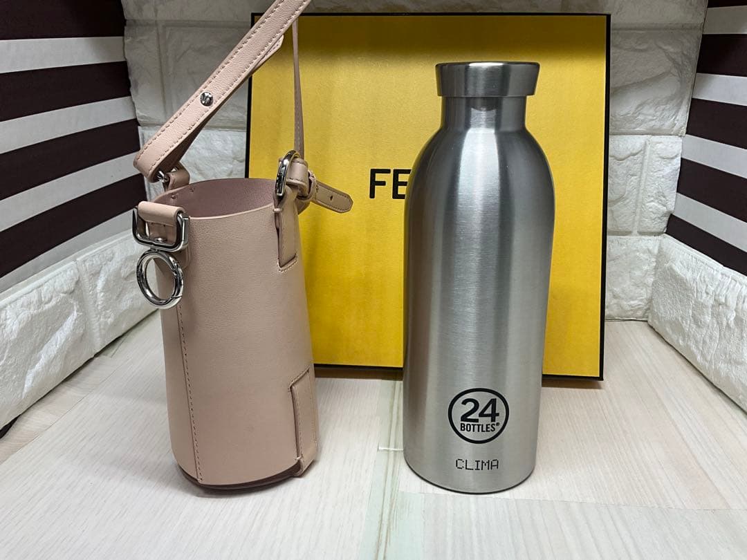 フェンディ　美品FENDI ピンクレザー水筒カバー