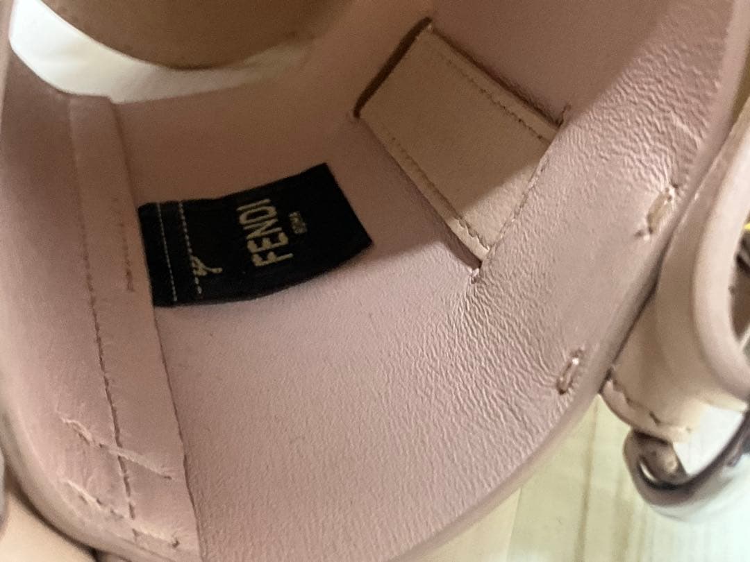フェンディ　美品FENDI ピンクレザー水筒カバー