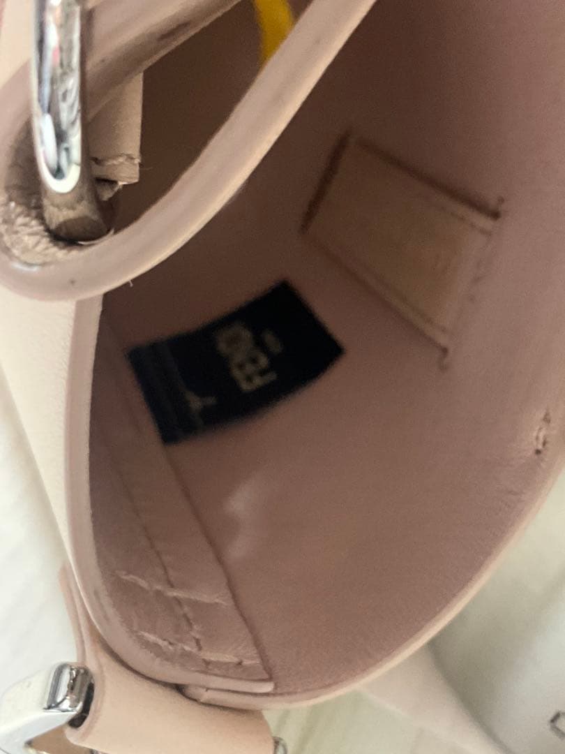 フェンディ　美品FENDI ピンクレザー水筒カバー