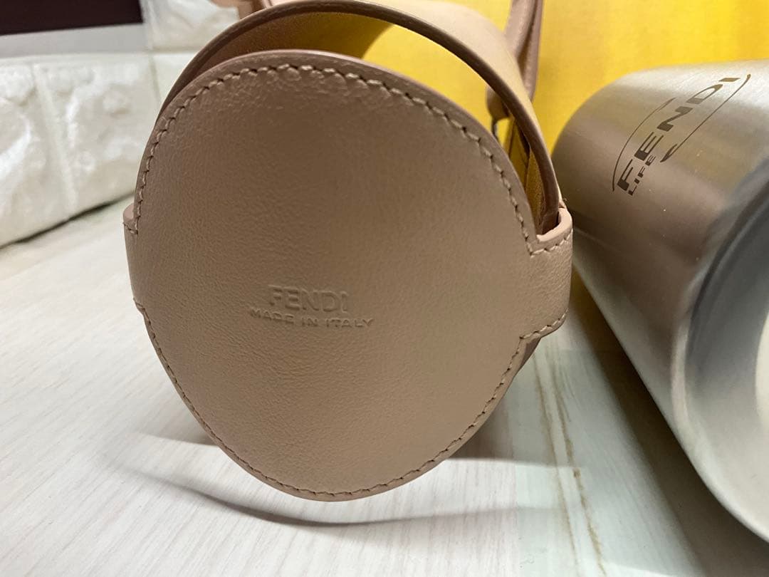 フェンディ　美品FENDI ピンクレザー水筒カバー