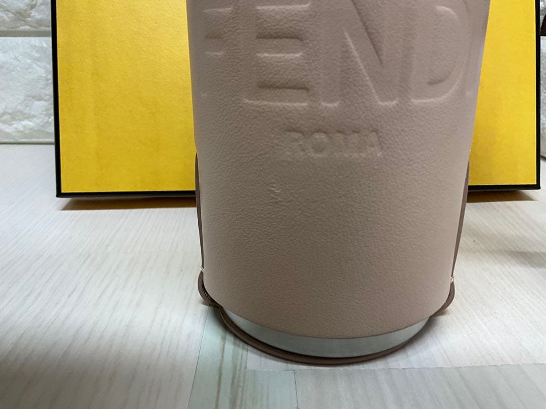 フェンディ　美品FENDI ピンクレザー水筒カバー