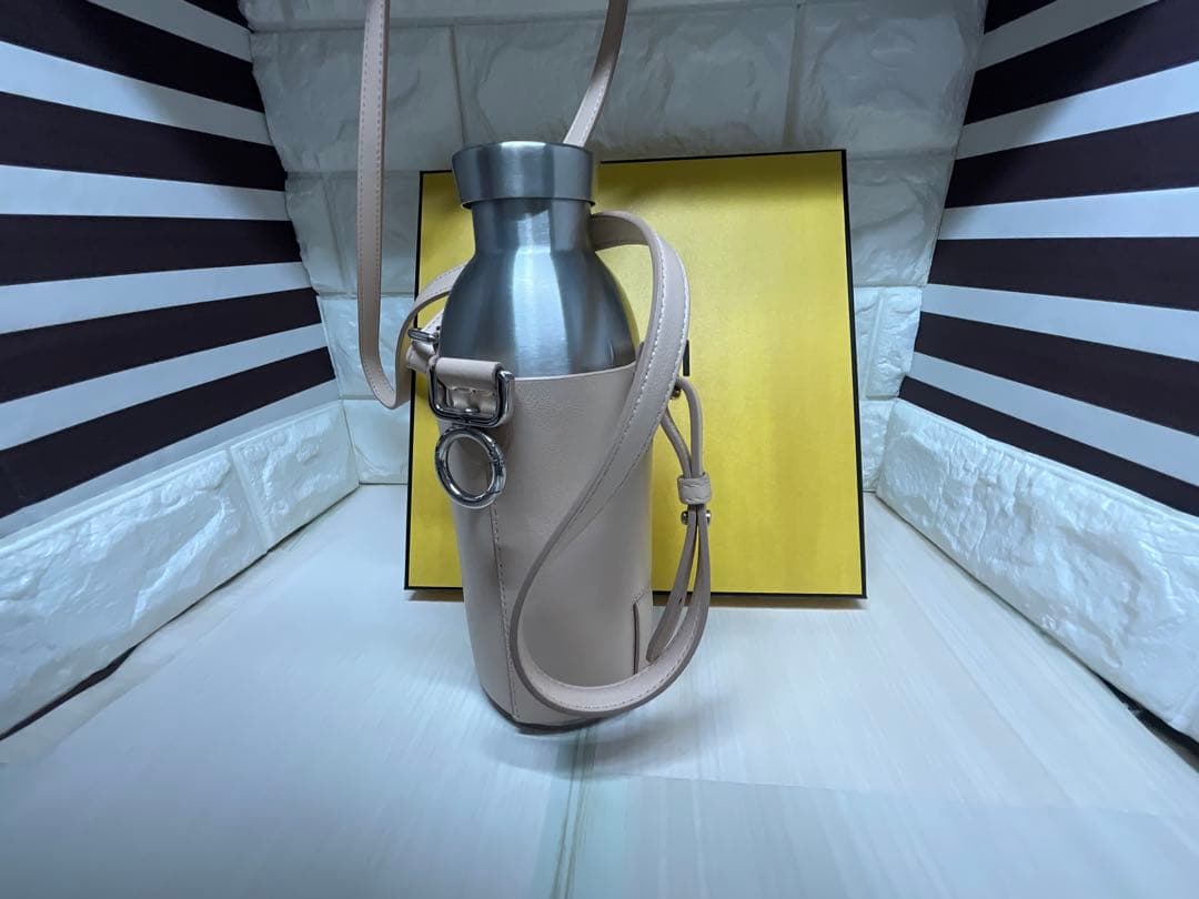 フェンディ　美品FENDI ピンクレザー水筒カバー