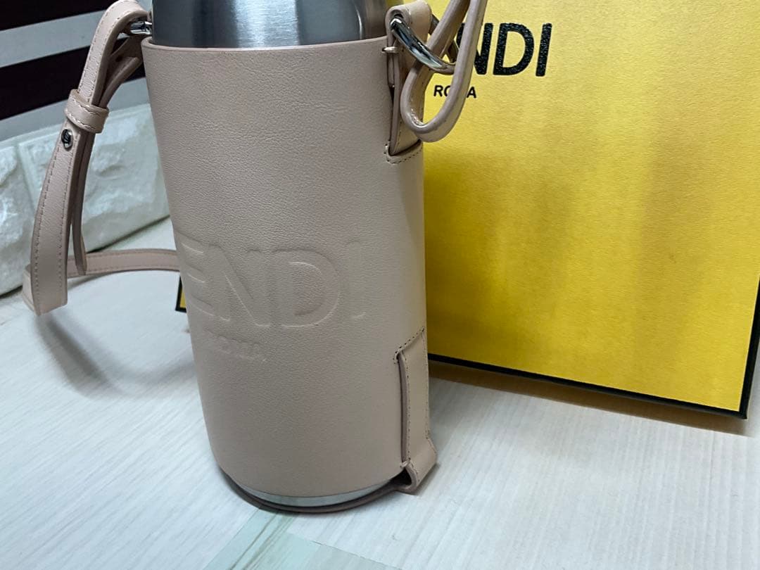 フェンディ　美品FENDI ピンクレザー水筒カバー
