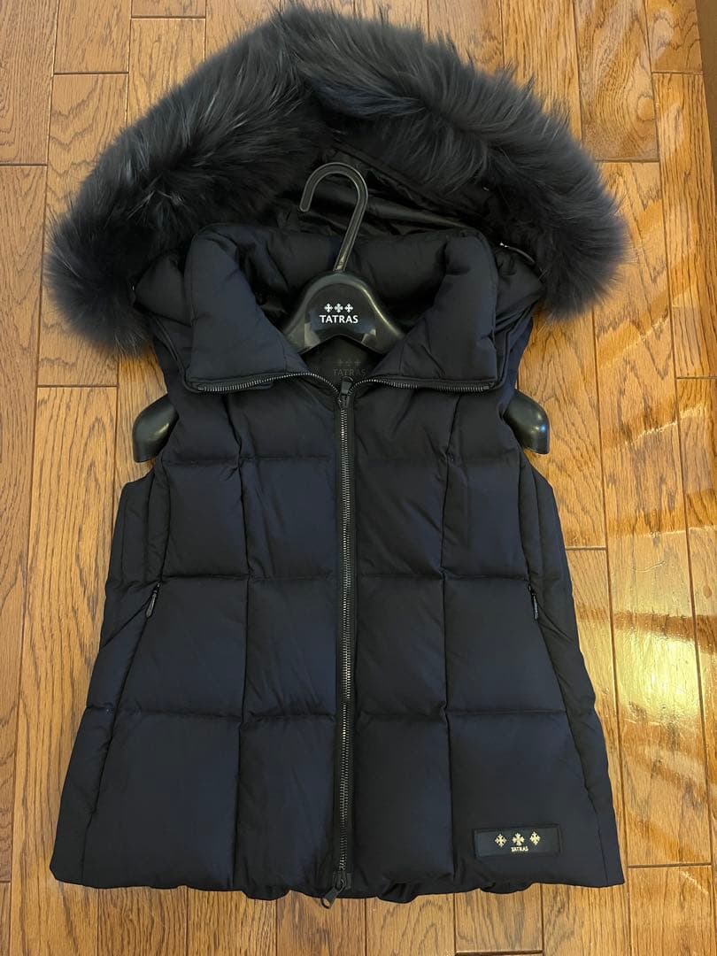 極美品　TATRAS ダウンベスト　ブラック