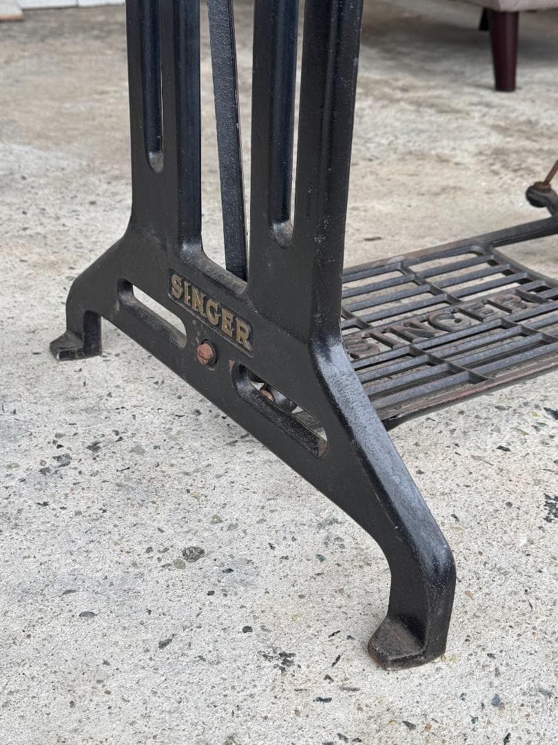 シンガー（Singer）足踏みミシン脚テーブル　リメイク　アンティーク作業台