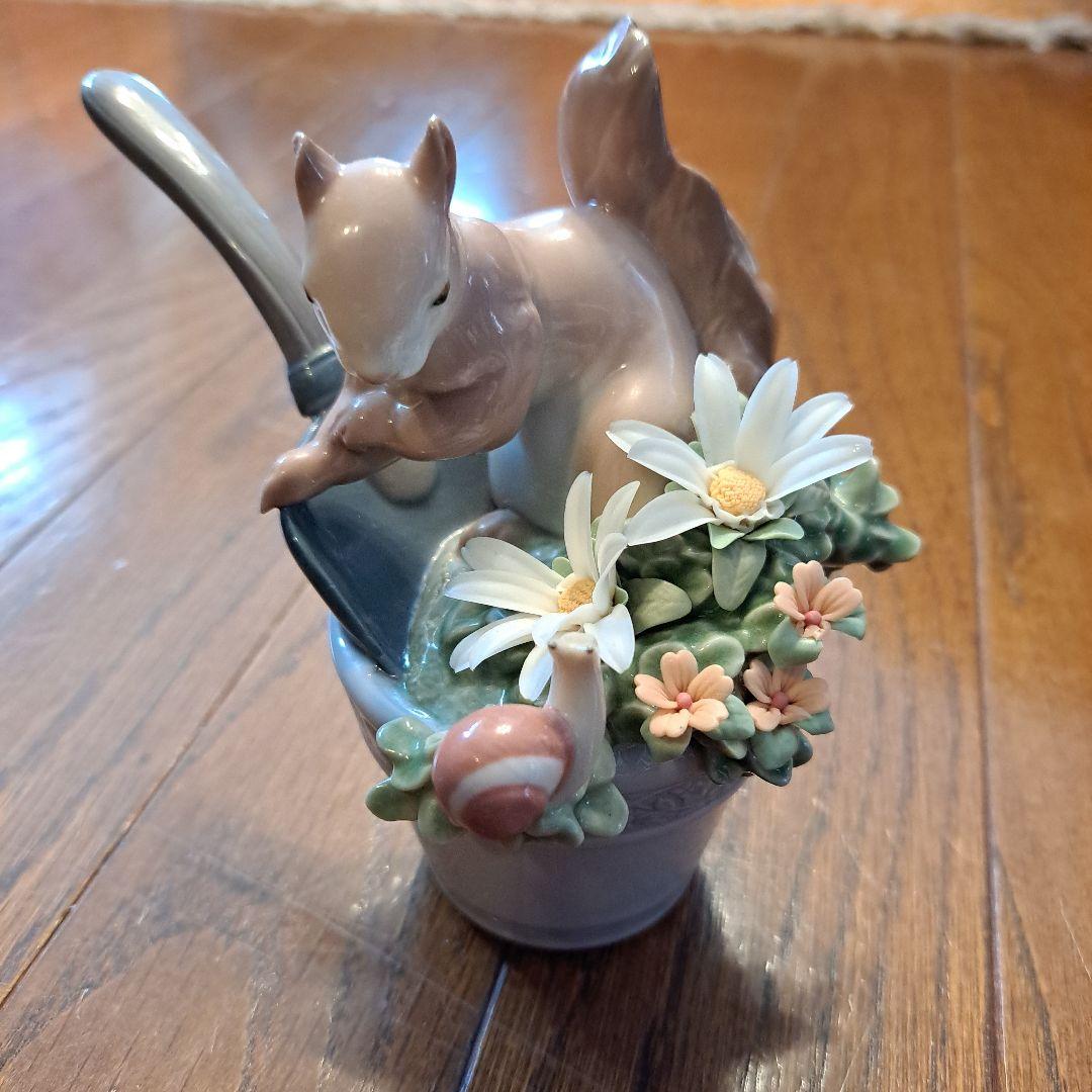 リヤドロ　リスとカタツムリ