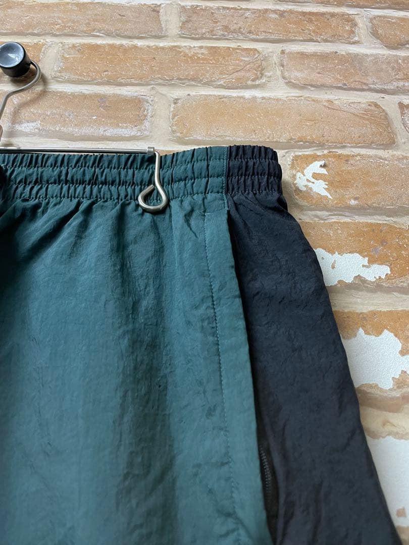 adidas ナイロンパンツ　トラックパンツ　トレフォイル　刺繍　アディダス　緑