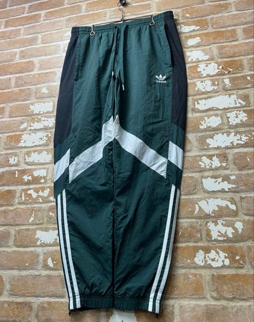 adidas ナイロンパンツ　トラックパンツ　トレフォイル　刺繍　アディダス　緑