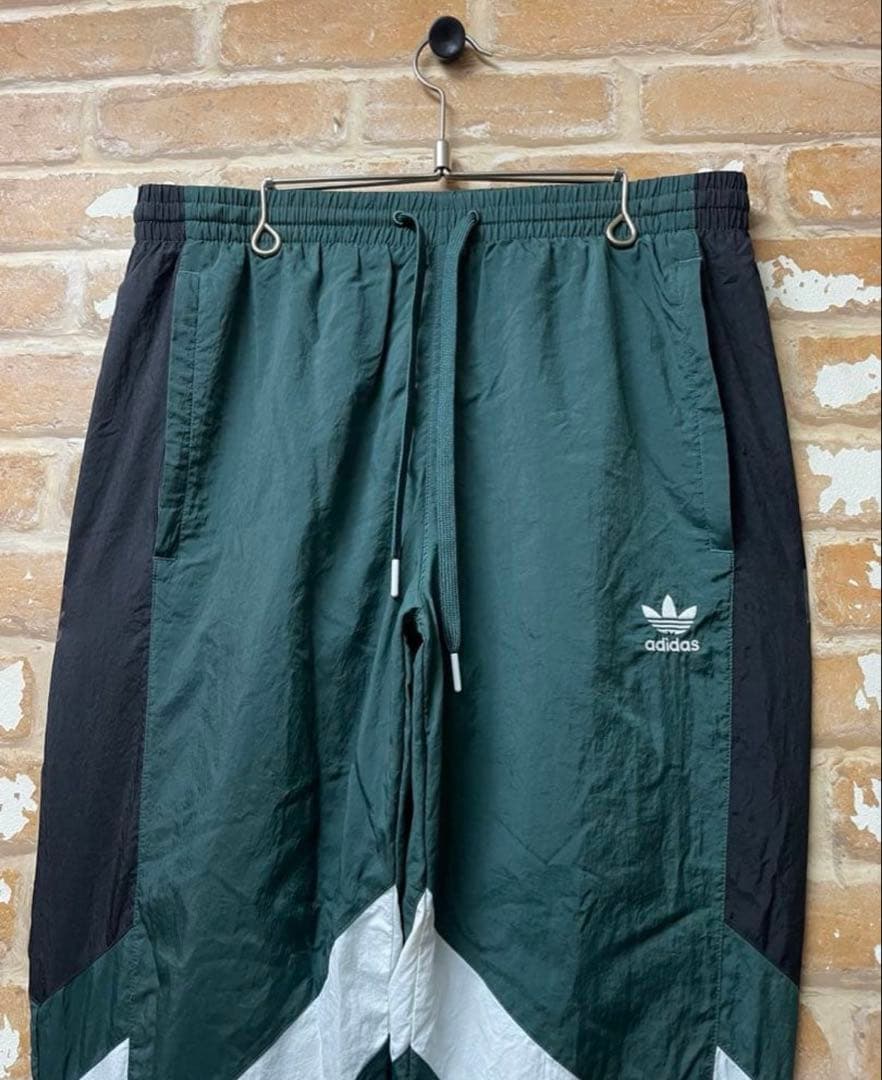 adidas ナイロンパンツ　トラックパンツ　トレフォイル　刺繍　アディダス　緑