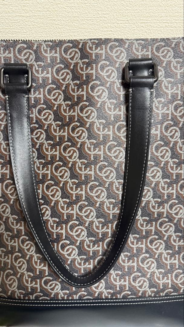 スタイリッシュなCOACHグラハムのシグネチャーバッグで上品で使いやすいモデル