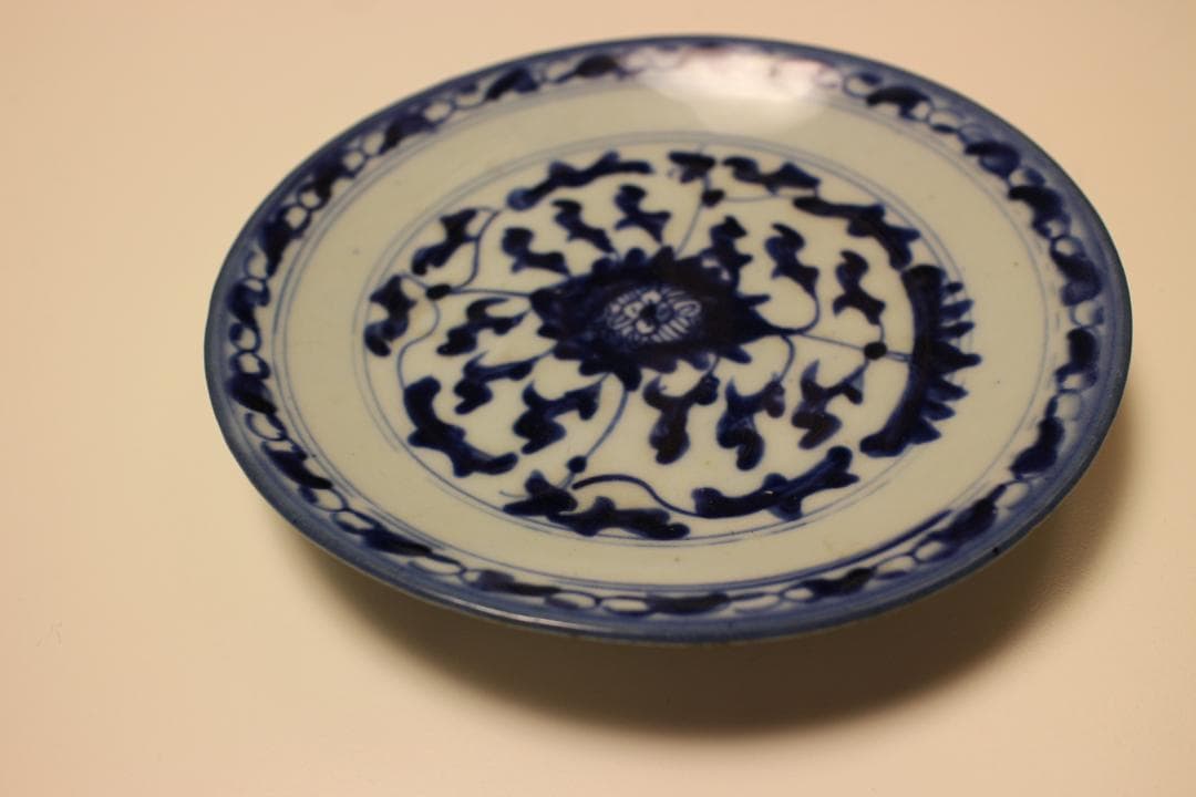 清時代　染付花卉皿　在銘　青と白の花模様の皿