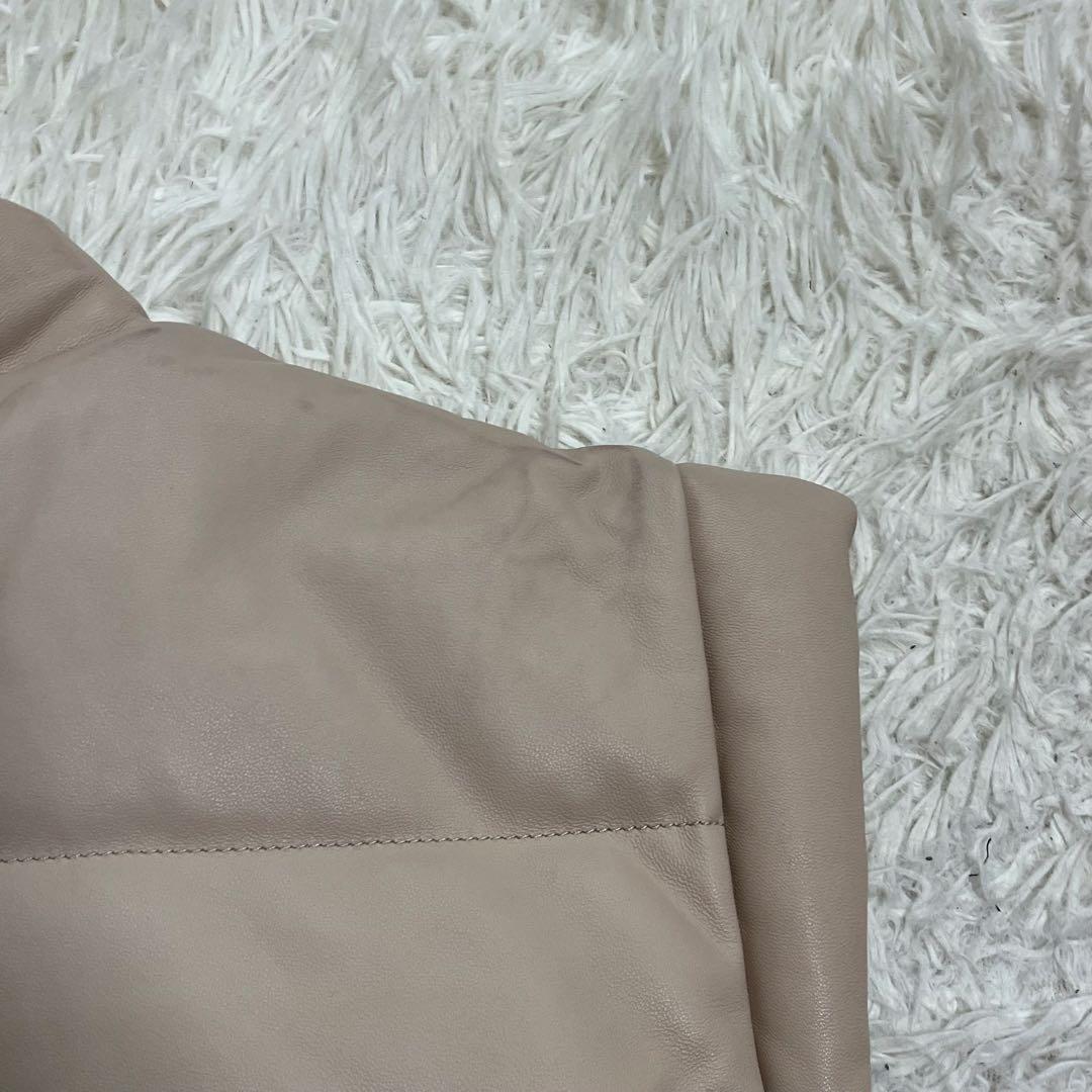 希少　マッカージュ　ラムレザー ダウンベスト　メタルロゴ　ベージュ