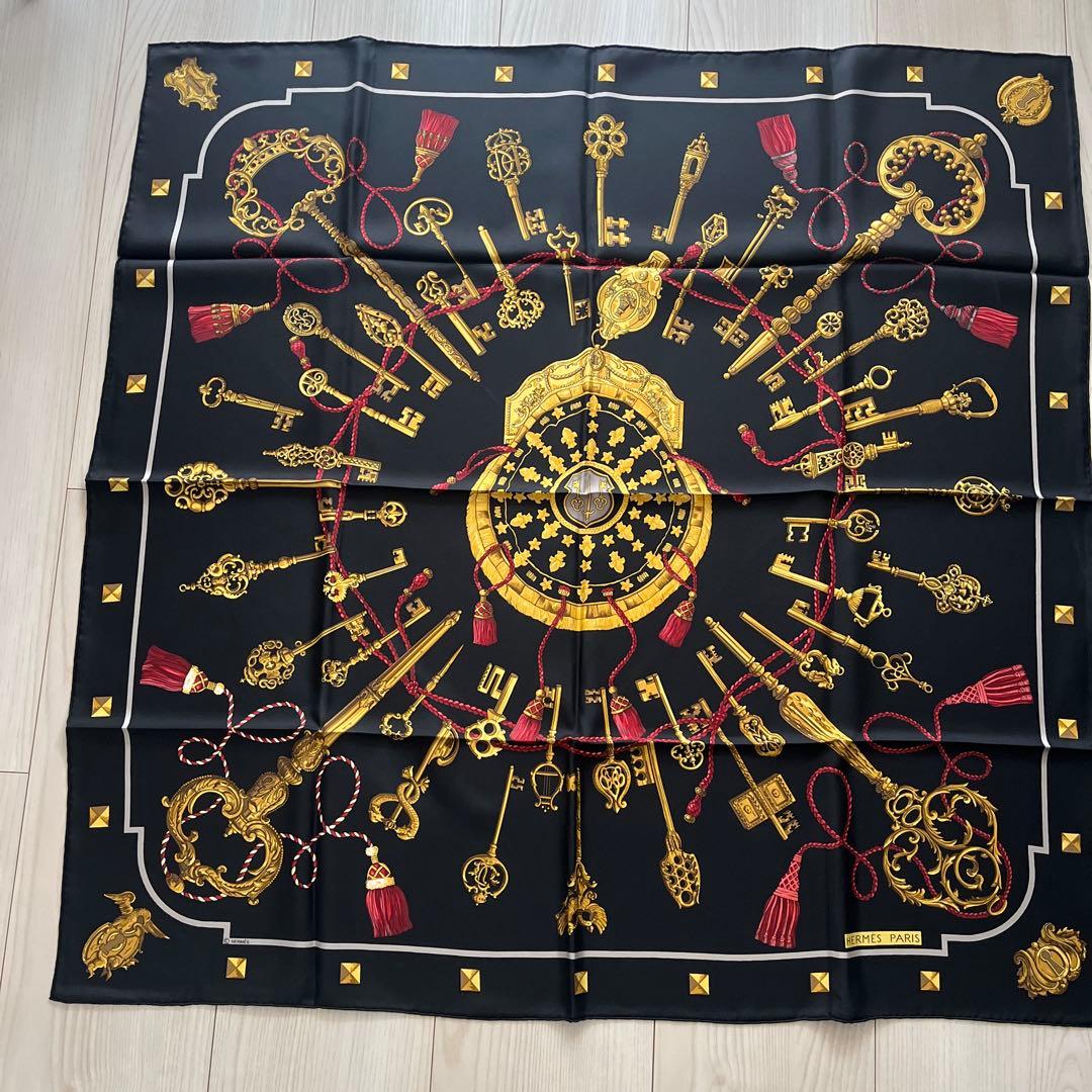 HERMÈS 鍵と装飾のシルクスカーフ