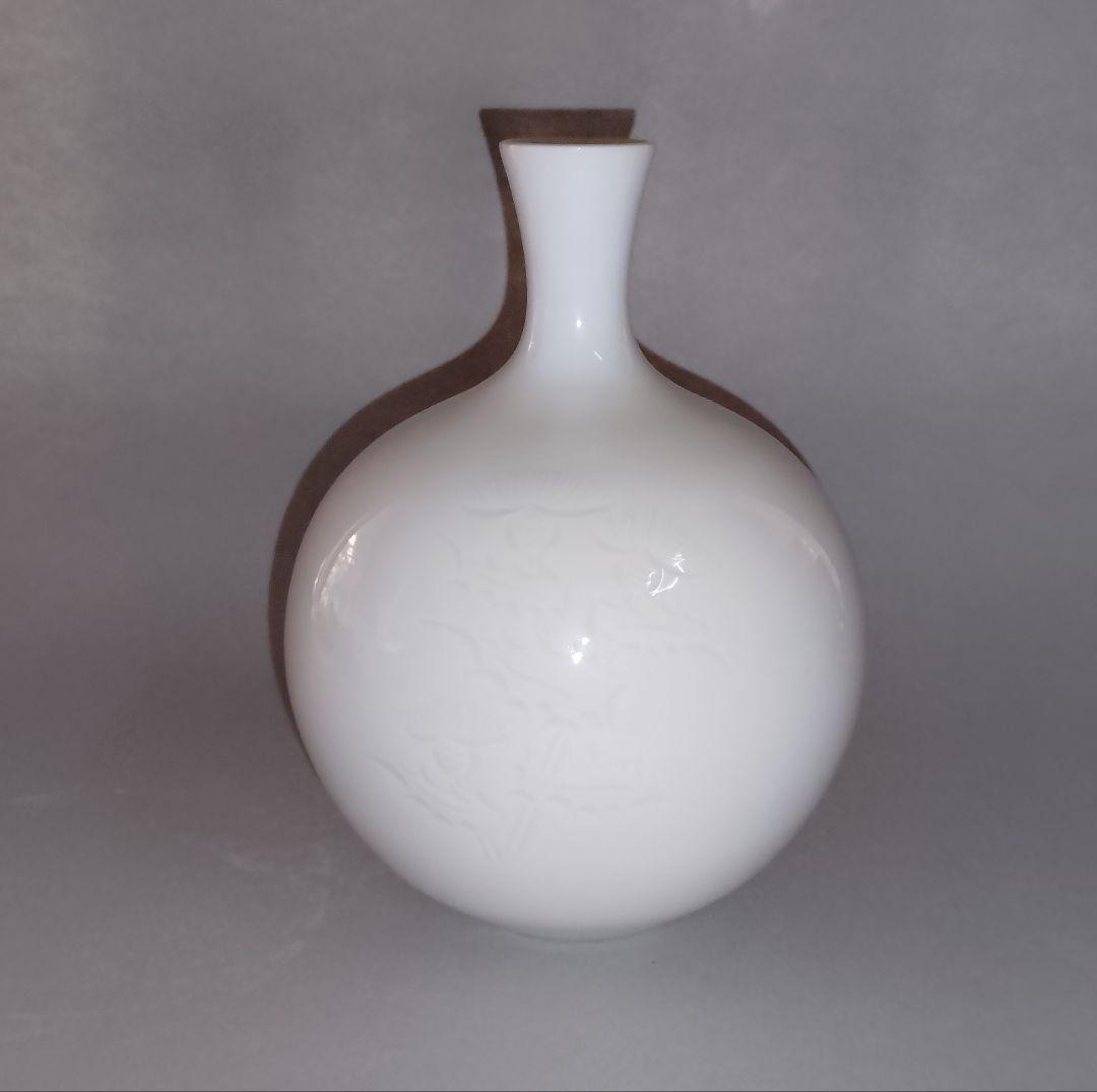 有田焼・奥川俊右衛門作・白磁アザミ彫紋壺(小)・新品未使用