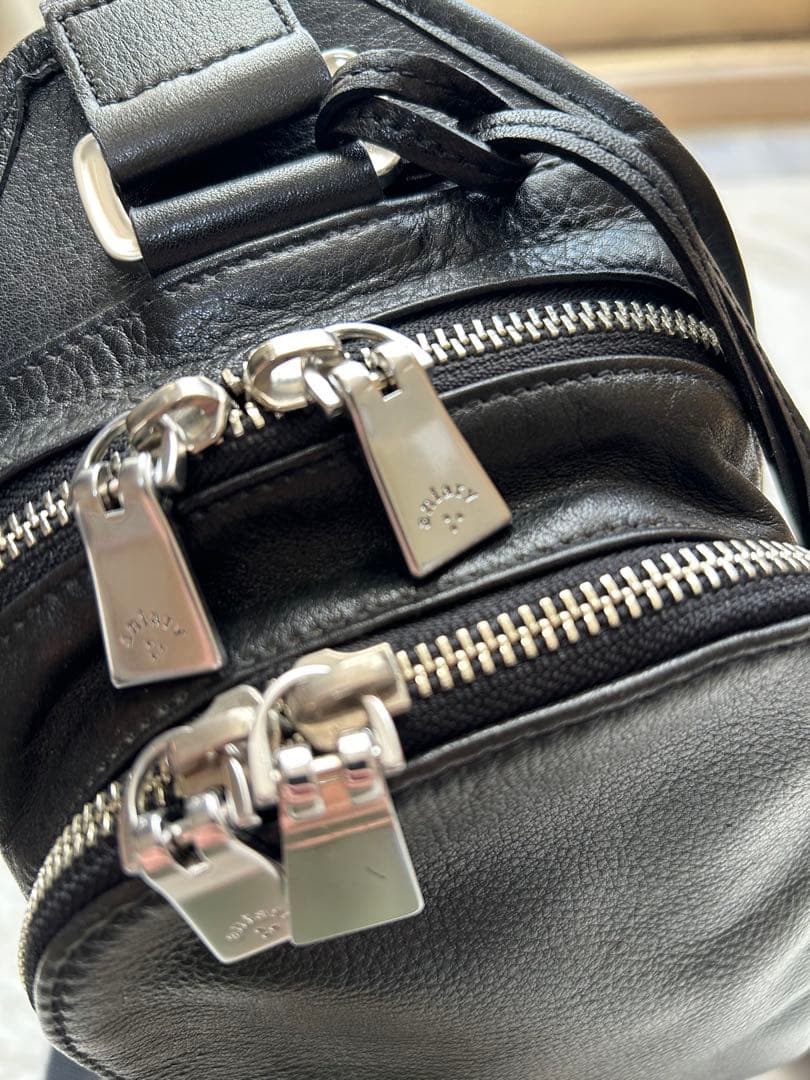 アニアリ　ボディバッグ　アンティークレザー　ネイビー