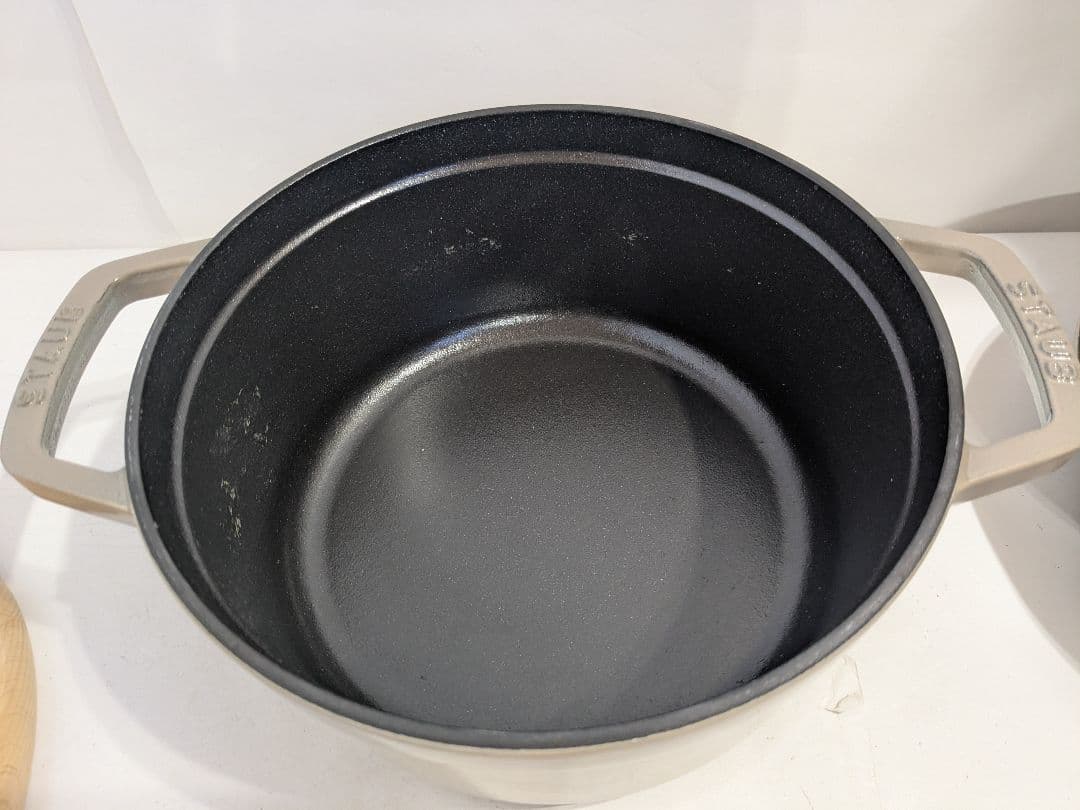 Staub　ストウブ　ココット・ロンド　リネン　22cm　トリベット付