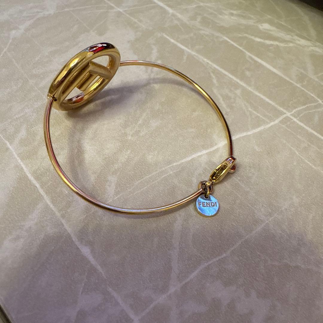 Fendi ゴールドロゴバングル