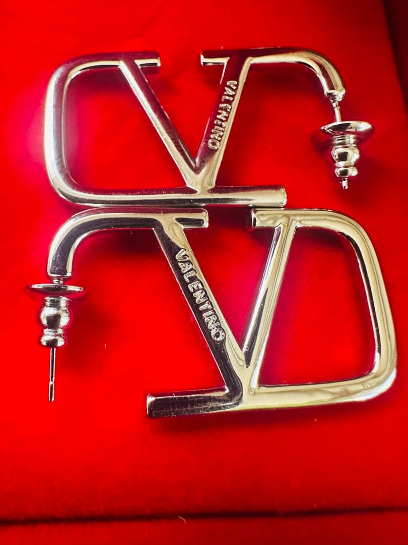 VALENTINO シルバー ロゴピアス