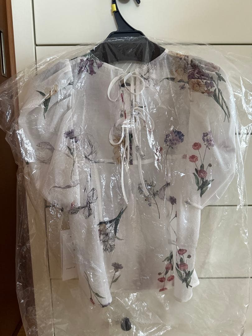 【新品タグ付き】FRAY I.D ボタニカルプリントシアータックパフブラウス