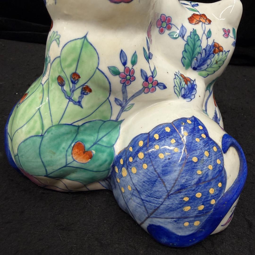 伊万里焼　花柄招き猫猫の置物 縁起物 商売繁盛 開運招福