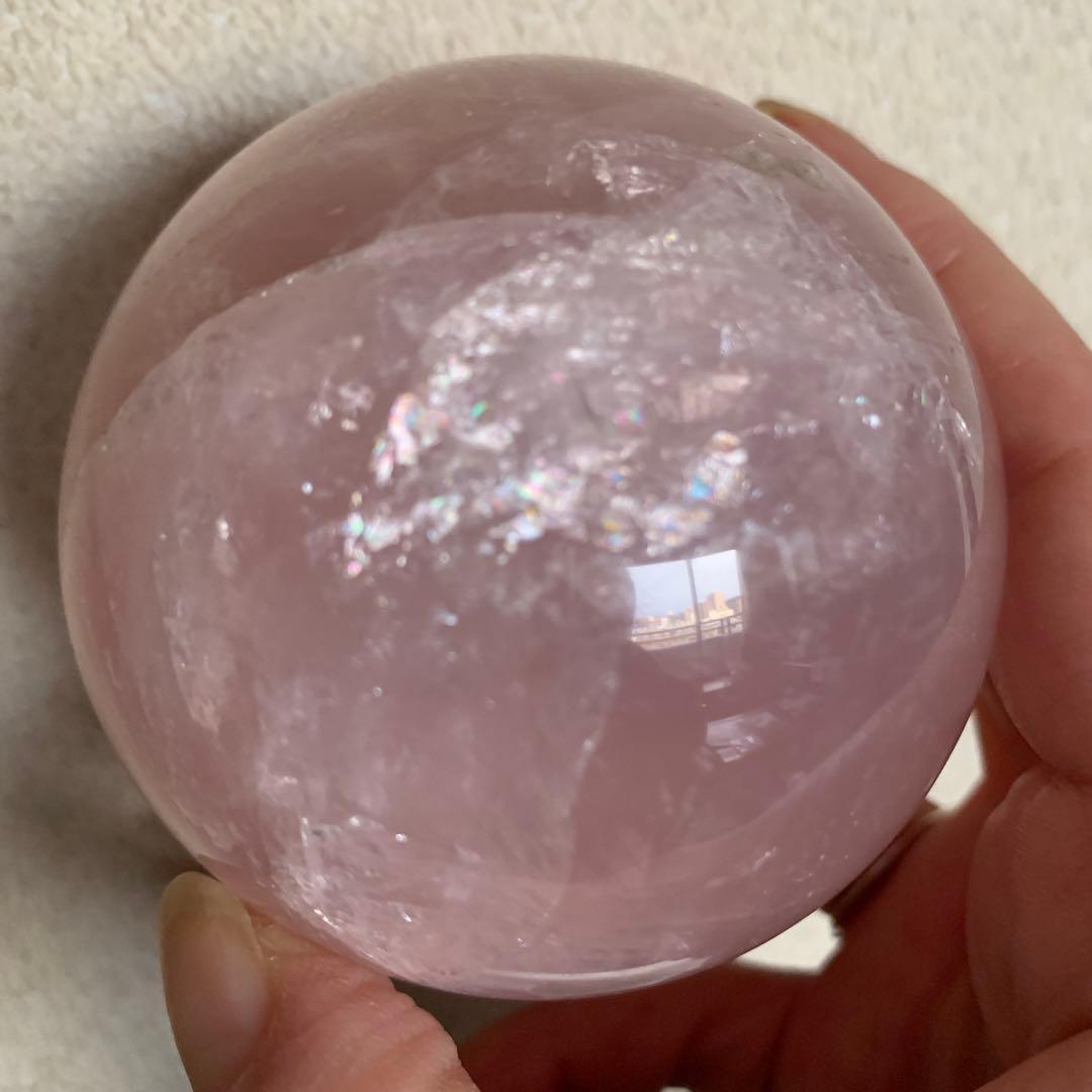 ローズクォーツスフィア大玉約70.2mm 虹有り　天然石置物　丸玉…①