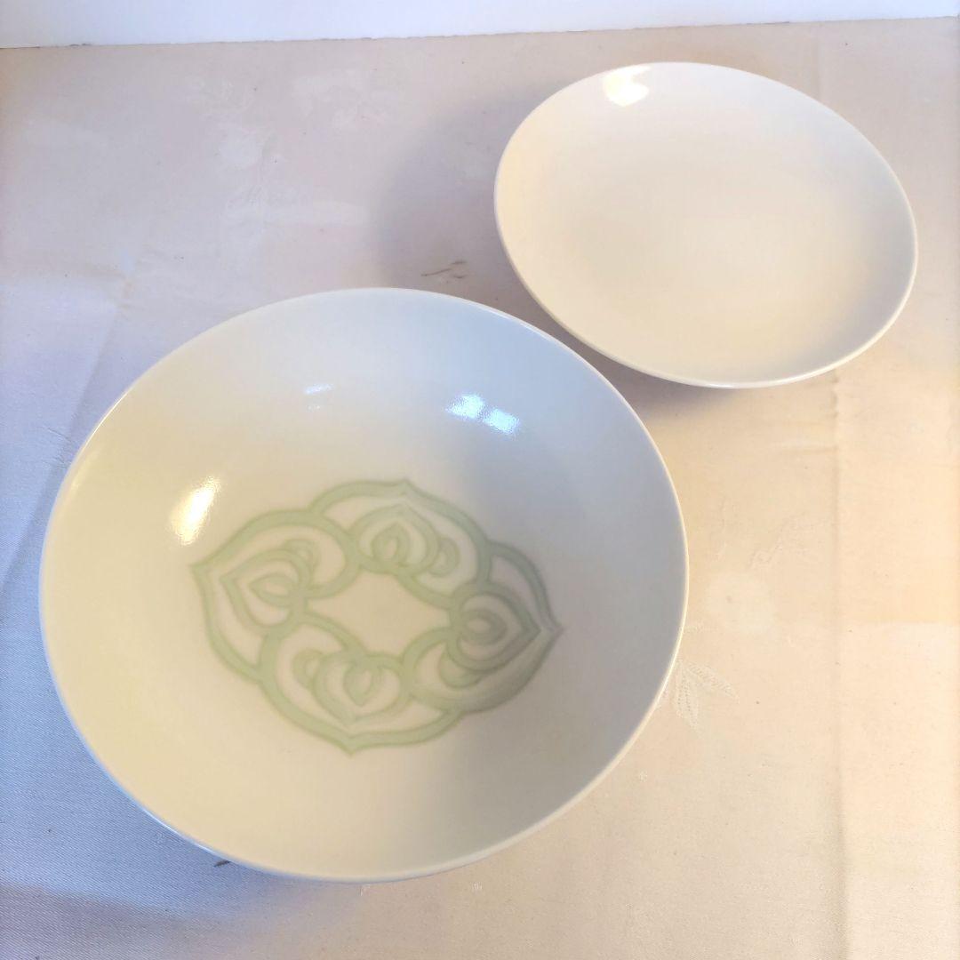 人間国宝 井上萬二の蓋つき煮物椀 　　白磁 緑釉彫文　中鉢