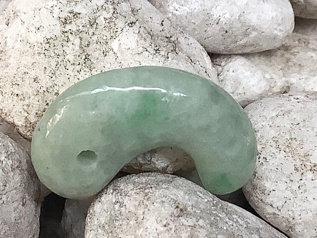 ✳極上高額翡翠勾玉‼️ 糸魚川翡翠ジェダイト　本物の守護石お守り　鑑別書付本物を‼️