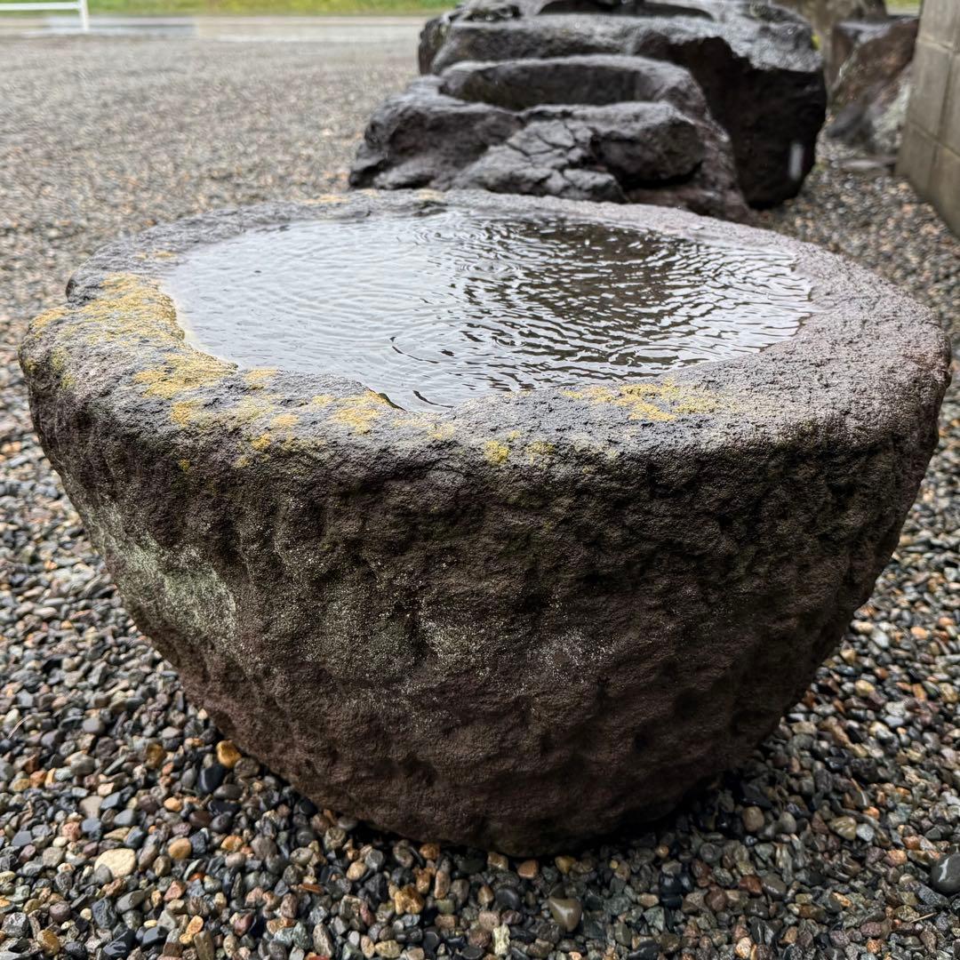 手彫りの天然石の手水鉢