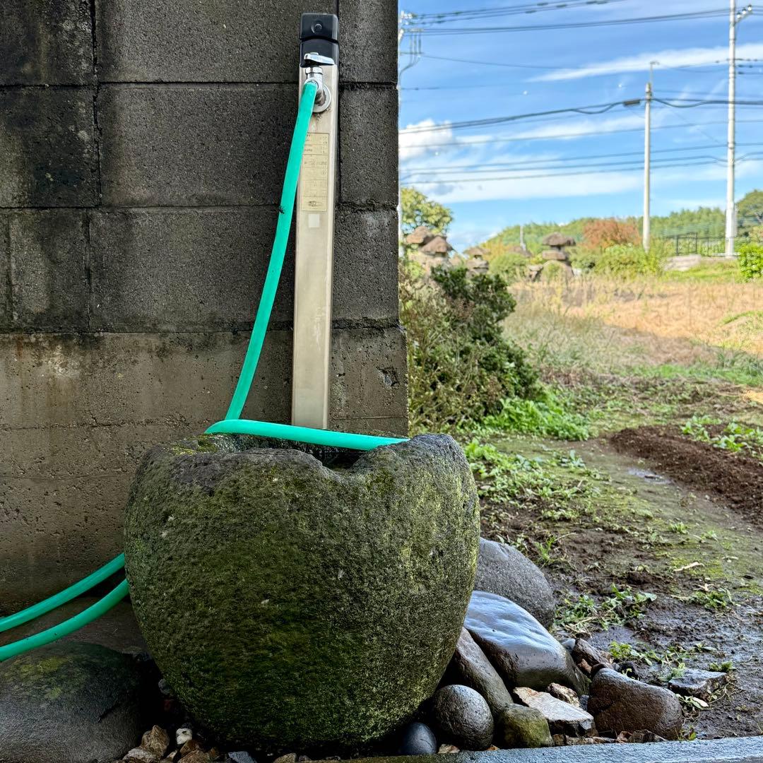 手彫りの天然石の手水鉢