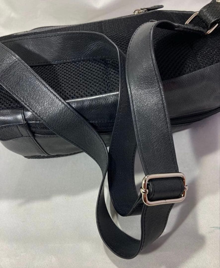 本物パイソンスキンxブライドルレザー使用のボディバッグ