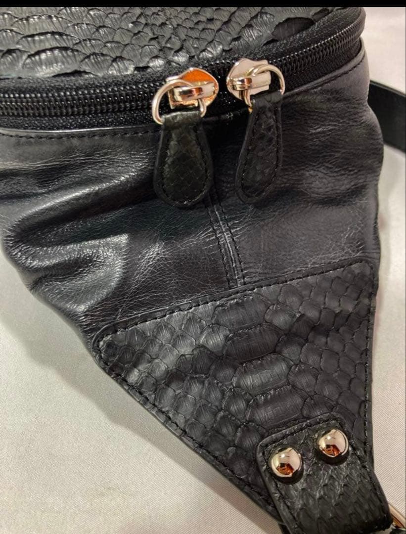 本物パイソンスキンxブライドルレザー使用のボディバッグ