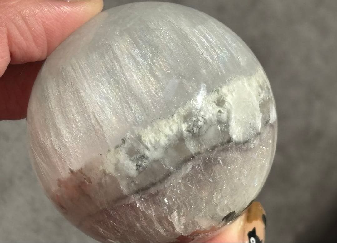 《虹きらめく＊セリサイトinフローライト（パイライト共生）》