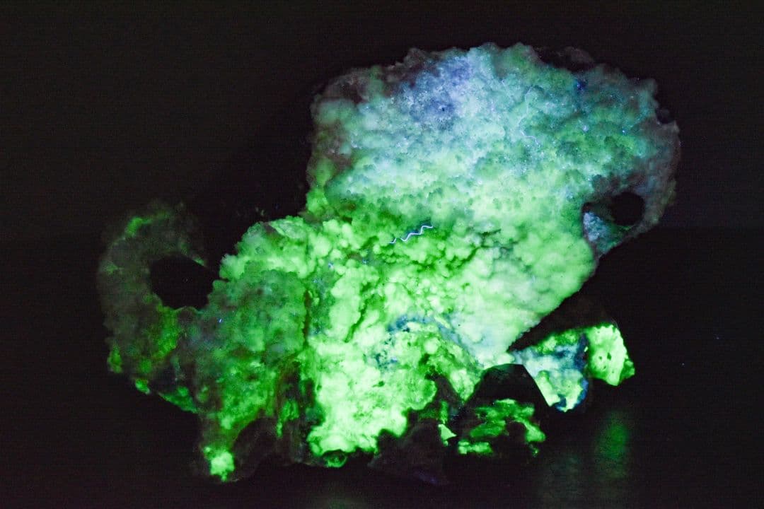 中国広東省産 モリオン玉滴石原石