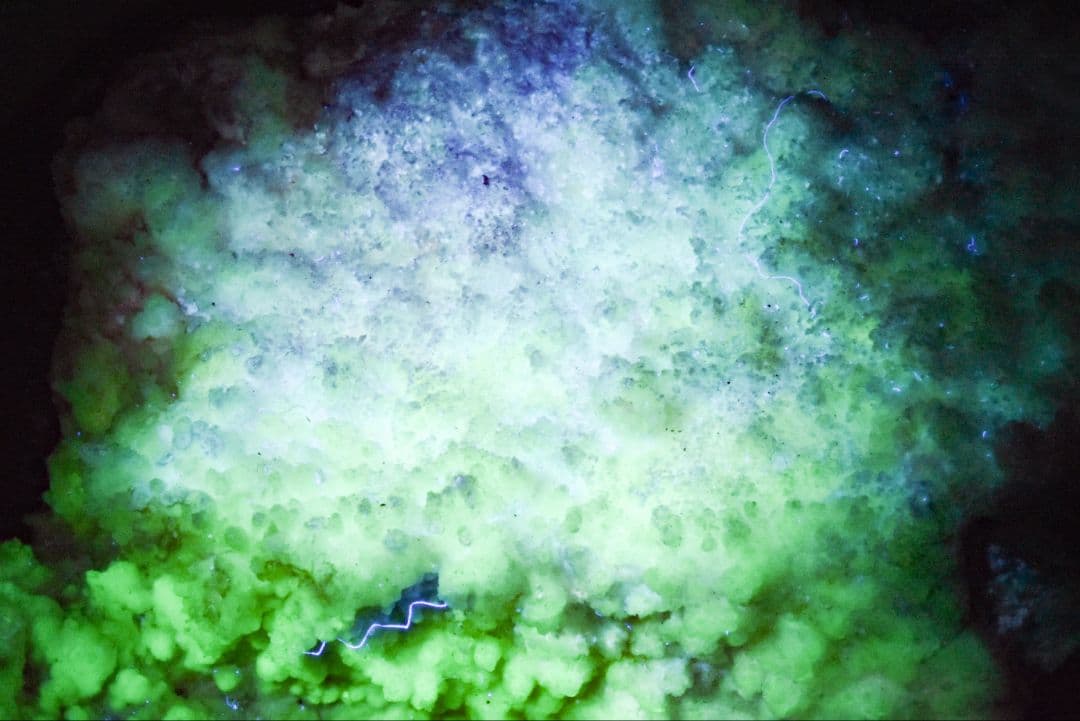 中国広東省産 モリオン玉滴石原石