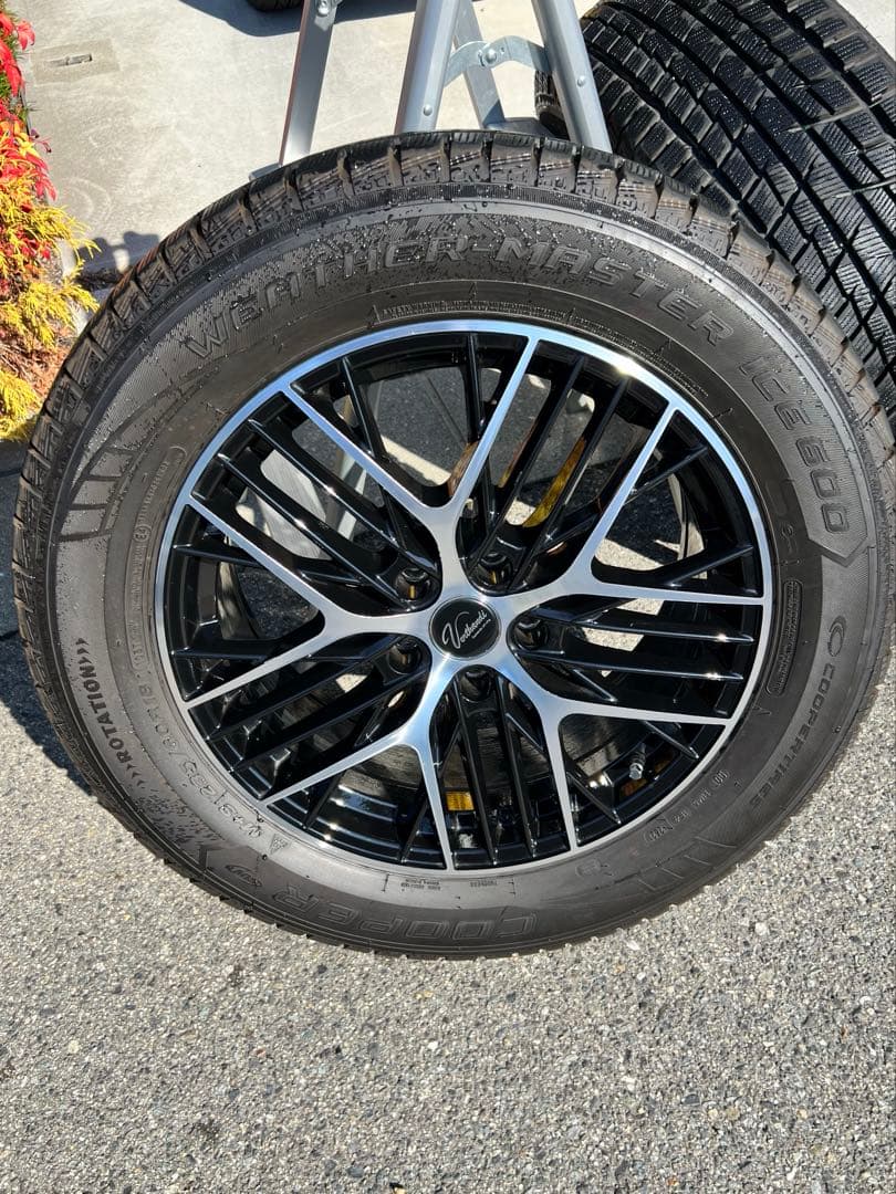 アウトランダーGN0W スタッドレスタイヤ 18インチ