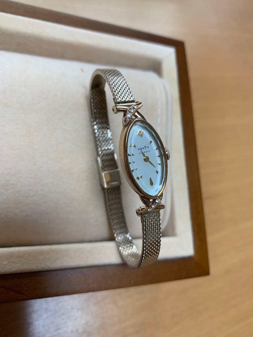 ななです。✨agete オーバルフェイスジュエリーウォッチ極美品です。