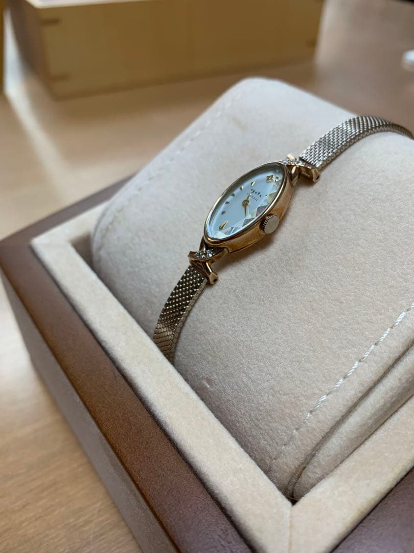 ななです。✨agete オーバルフェイスジュエリーウォッチ極美品です。