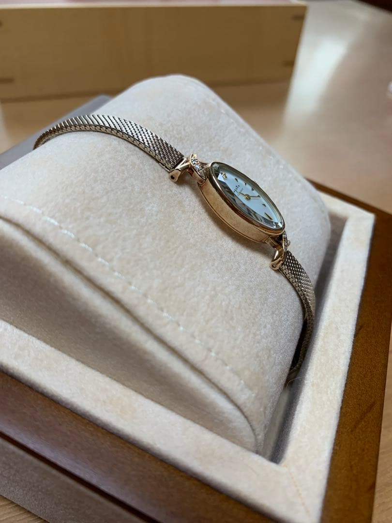 ななです。✨agete オーバルフェイスジュエリーウォッチ極美品です。