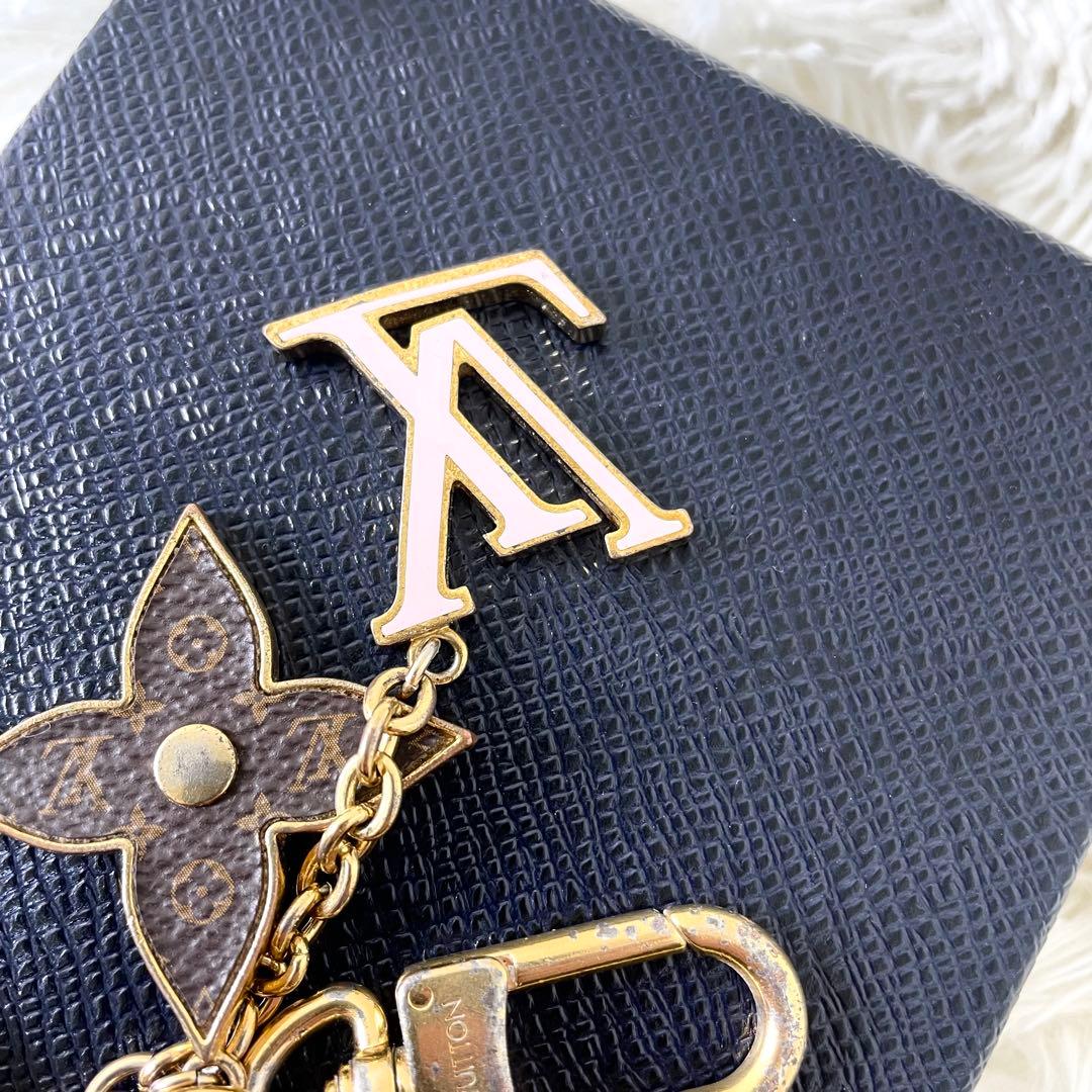 ルイヴィトン　キーホルダー　LV モノグラム　ゴールド　M69008