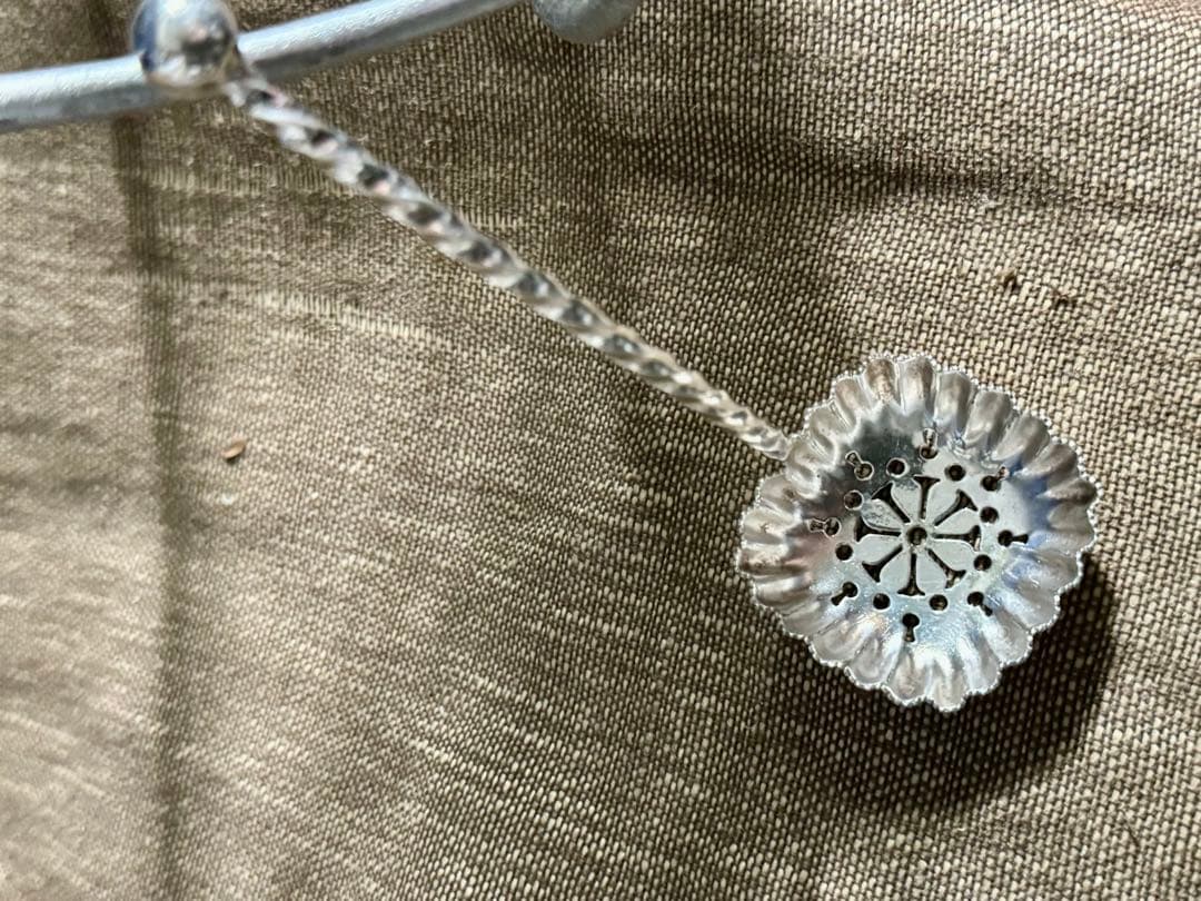 英国銀器　大振りのシフタースプーン　エリザベス女王の愛するスコーンとティータイム