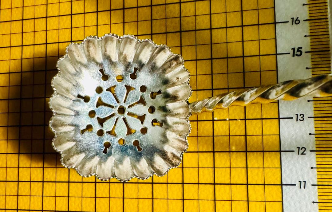 英国銀器　大振りのシフタースプーン　エリザベス女王の愛するスコーンとティータイム