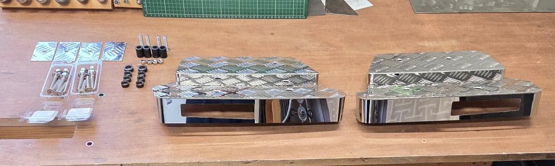 ピ*ん様 17スーパーグレート　サイドステップアルミ縞板×鏡面ステンボルトナット