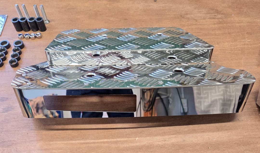 ピ*ん様 17スーパーグレート　サイドステップアルミ縞板×鏡面ステンボルトナット