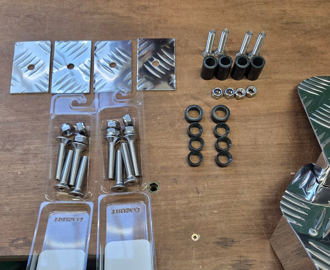 ピ*ん様 17スーパーグレート　サイドステップアルミ縞板×鏡面ステンボルトナット