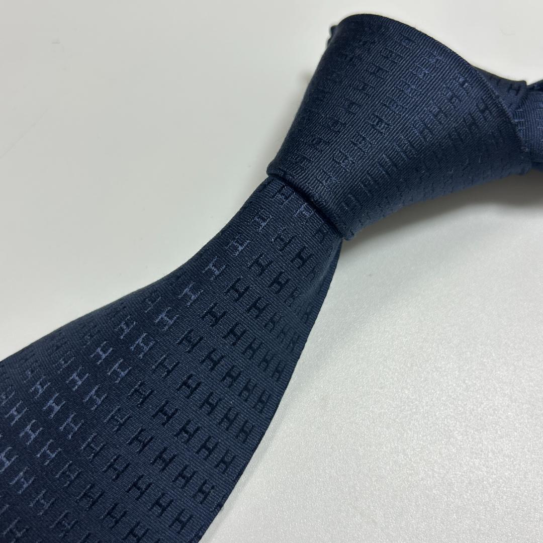 美品 エルメス ネクタイ ファソネ　ネイビー　シルク ネイビー 総柄 ビジネス