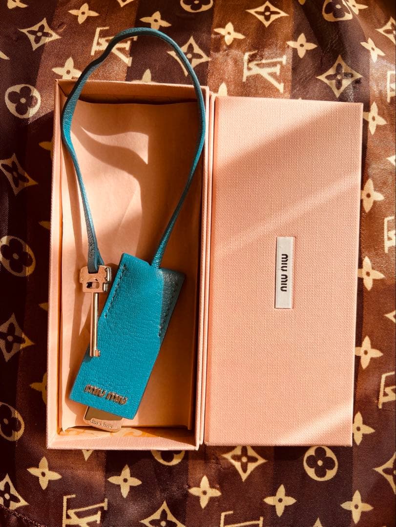 miumiu ミュウミュウ 鍵飾りミラーキーチャーム　 キーホルダー　新品未使用